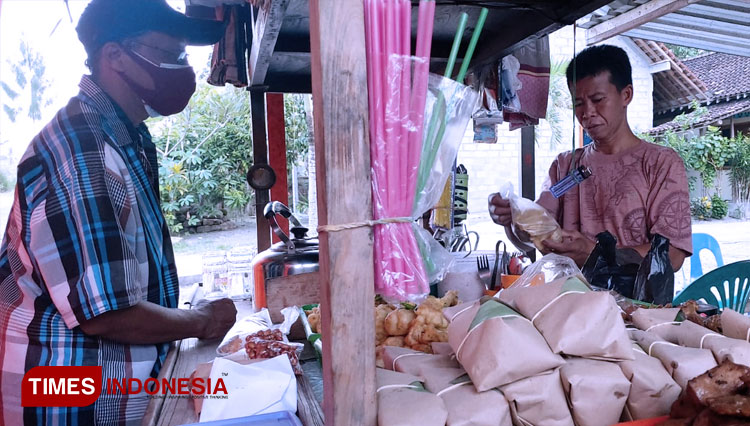 Angkringan Mas Ratno, a humble foodcart with dozens of humble taste of food. (PHOTO: Fajar Rianto/TIMES Indonesia)