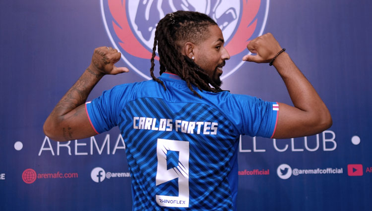 Carlos Fortes menunjukkan nomor punggung 9 saat diperkenalkan oleh Arema FC (FOTO: Media Officer Arema FC)