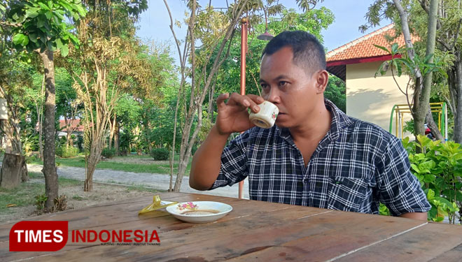Dodik sedang menikmati kopi di taman lapak UMKM Patihan kota Madiun. (Foto: Romy Tri Setyo Wibowo/TIMESIndonesia) 
