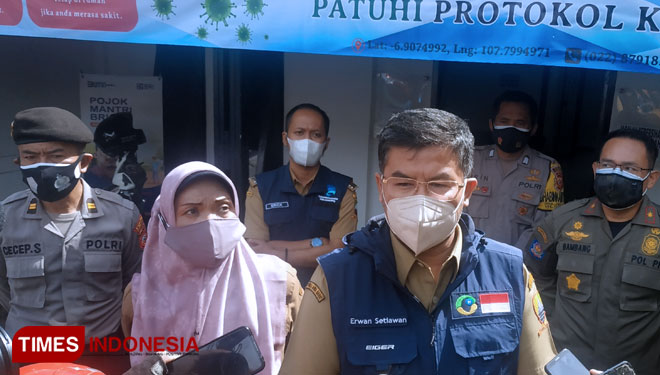 Wakil Bupati (Wabup) Sumedang, Erwan Setiawan saat monitoring penerapan PPKM Darurat di Kecamatan Tanjungsari. (FOTO: Alan Dahlan/TIMES Indonesia)