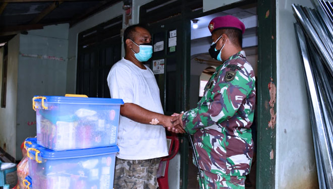 Lantamal IX memberikan bantuan sembako kepada warga yang terdampak bencana alam banjir dan longsor di Dusun Air Besar RT 09/RW 03 Kelurahan Halong Kecamatan Baguala Kota Ambon, Senin, (12/07/2021). (Foto: Lantamal IX)