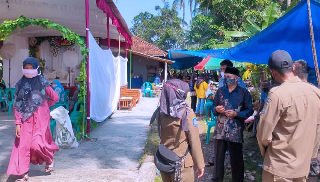 Pembubaran resepsi hajatan di Pangandaran oleh Satpol PP b