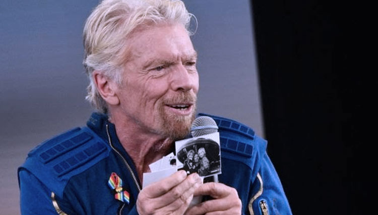 Miliarder ketiga dan juga pemilik Virgin Galactic, Richard Branson usai mendarat dari ruang angkasa. (Foto: Patrick T. Fallon/Virgin Galactic)