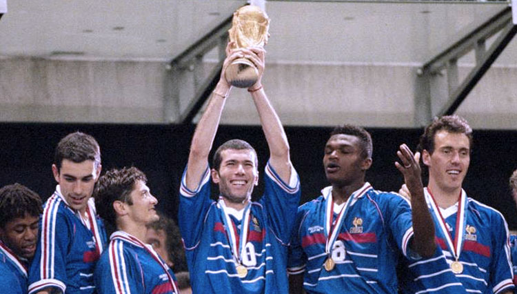 Zinedine Zidane mengangkat trofi Piala Dunia. Prancis juara dunia usai menang 3-0 atas Brasil di final Piala Dunia 1998 pada 12 Juli 1998. (FOTO: FIFA)