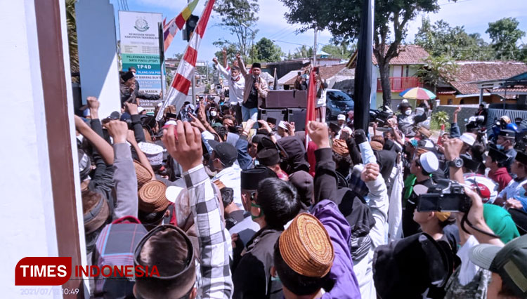 Ratusan massa aksi menuntut pembebasan HRS di depan pintu gerbang Kantor Kejaksanaan Negeri Tasikmalaya (FOTO: Harniwan Obech/TIMES Indonesia)