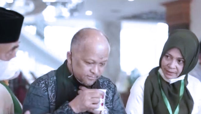 Ketua Umum ISMI Ilham Habibie (tengah) antusias melihat talent produk lokal bersama Sekretaris Jenderal ISMI Orwil Aceh Hasdiana (kanan).Foto 2 : Ketua umum ISMI Muda Rizki Adam (kiri) bersama Sekertaris Jenderal ISMI Muda Noor Ratna Saridewi (kanan) da
