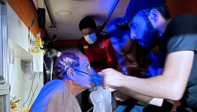 Para petugas memberi pertolongan kepada para pasien yang terdampak kabaran itu.(FOTO C: Reuters)