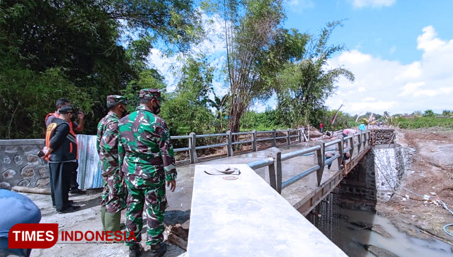 Kepala Staf Kodim 0825 Banyuwangi, Mayor Infanteri Herawady Karnawan saat meninjau lokasi TMMD 111 Banyuwangi. (FOTO: Riswan Efendi/TIMES Indonesia)