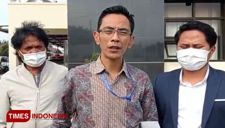 Kuasa Hukum SU dan RM, Andi Suryadin seusai melapor terkait dugaan tindak pidana UU ITE di Polres Sumedang (FOTO: Alan Dahlan/TIMES Indonesia)