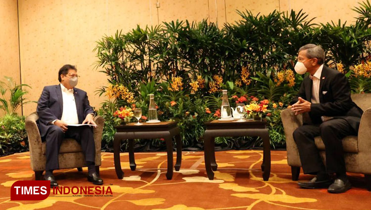 Menko Perekonomian RI, Airlangga Hartarto (kiri) bersama PM Singapura, Lee Hsien Loong (foto: kemenko perekonomian for TIMES Indonesia)