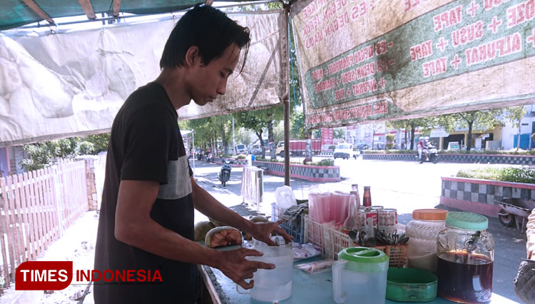 Saat pandemi, usaha Es Degan Aris semakin laris. (Foto: M.Miftakul/TIMES Indonesia)