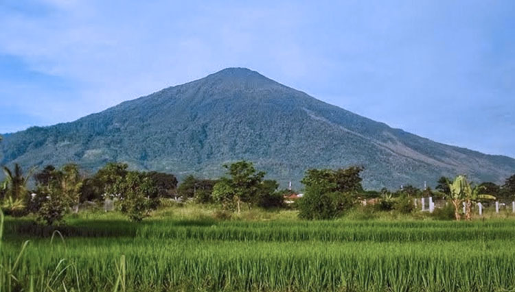 Ilustrasi Gunung Ciremai. (Foto: wikipedia.org)
