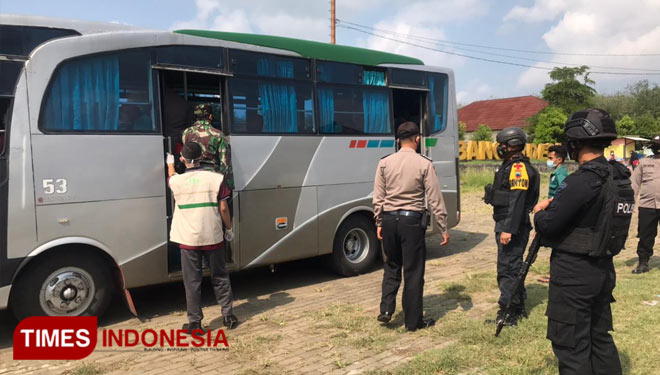 Petugas gabungan memperketat penyekatan di Pos Mergo, Dayeuhluhur, Cilacap. (FOTO: Pendim Cilacap for TIMES Indonesia) 