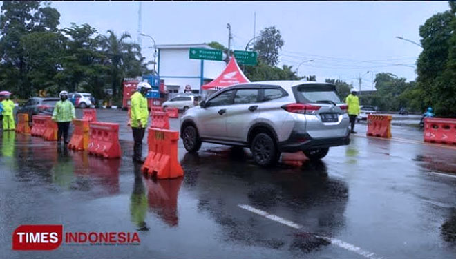 Sejumlah aparat kepolisian saat melakukan penyekatan sejumlah jalan protokol saat PPKM Darurat wilayah Jawa dan Bali. (FOTO: Dok. TIMES Indonesia)