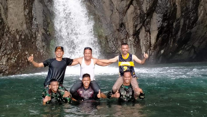 The visitors enjoy capture some moment at Goa waterfall Morotai. (Photo: Fachrudin for TIMES Indonesia).