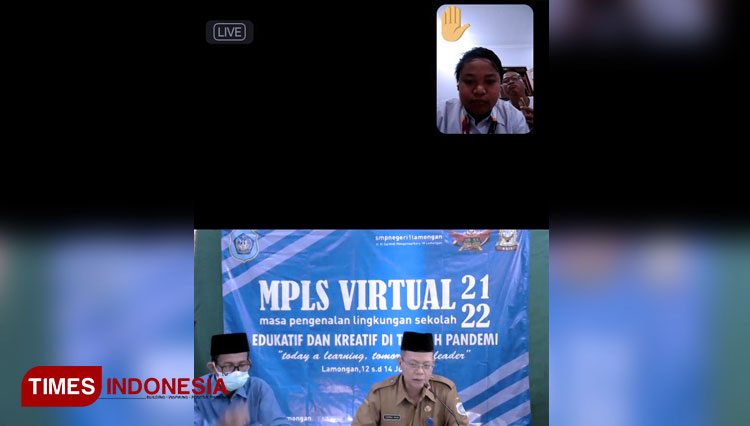 Kepala Sekolah SMP Negeri 1 Lamongan Khoirul Anam saat membuka MPLS secara online, (FOTO: Dokumen for TIMES Indonesia) 