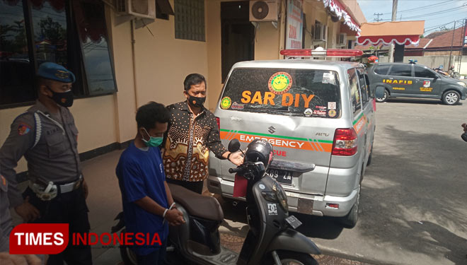 Pelaku bersama barang bukti ambulans yang pecah kaca belakangnya (Foto : Totok Hidayat/TIMES Indonesia)