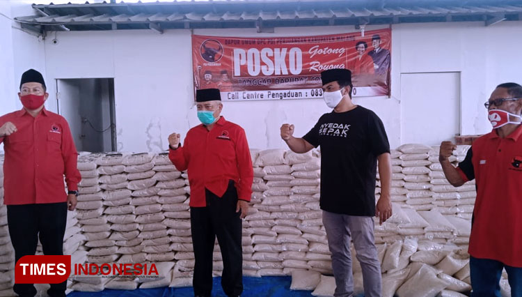 Pengurus DPC PDI Perjuangan Kabupaten Malang ketika menyiapkan Geruduk Ransum. (FOTO: DPC PDI Perjuangan Kabupaten Malang for TIMES Indonesia).