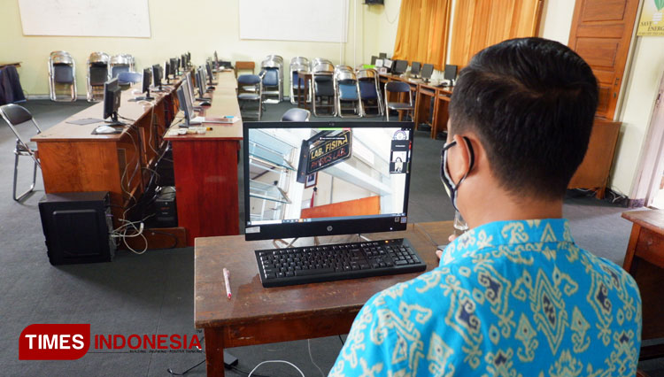 Pemateri saat mengajak siswa baru SMPK Santa Maria 2 Malang berkeliling sekolah secara virtual di acara MPLS. (Foto: Naufal Ardiansyah/TIMES Indonesia)