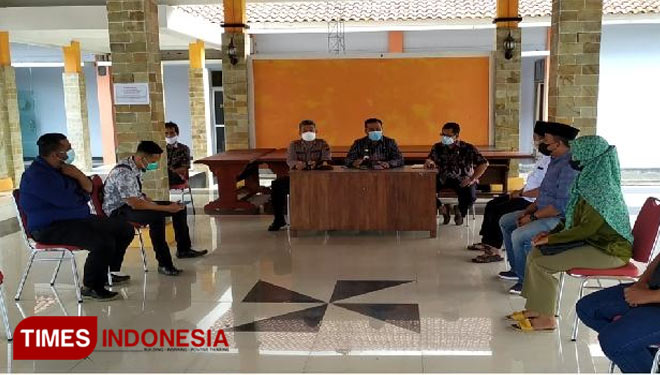 Tim Satgas Covid-19 Kecamatan Wangon dan Desa Klapagading saat dengar keterangan pengurus Koperasi Simpan Pinjam karena kemunculan klaster koperasi. ( FOTO : Sutrisno/TIMES Indonesia)