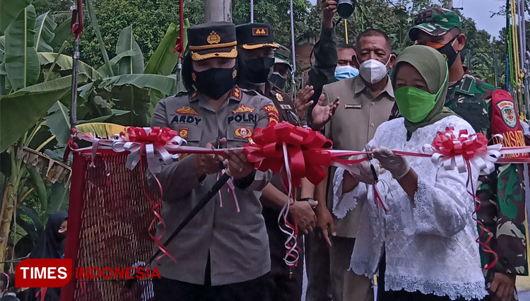 Wali Kota didampingi Forkopimda saat mersmikan Jembatan Pacor di Dusun Karangsari (FOTO: Susi/TIMES Indonesia)