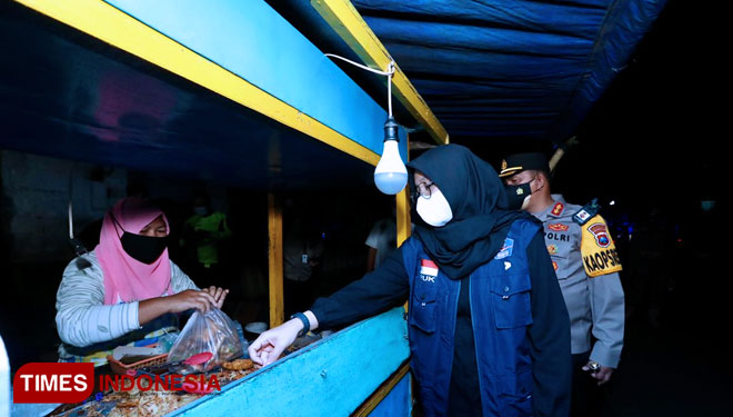 Bupati Banyuwangi Ipuk Fiestiandani Azwar Anas saat membeli di lapak PKL (Foto: Rizki Alfian/TIMES Indonesia)