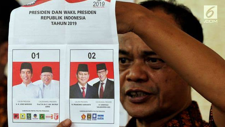 Petugas KPPS menunjukkan surat suara Pilpres 2019 saat penghitungan di TPS 02 Selong, Kebayoran Baru, Jakarta Selatan. (Liputan6.com/JohanTallo)
