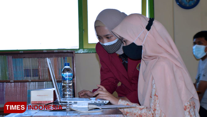 Para pemuda yang tergabung dalam Karang Taruna menggunakan masa PPKM Darurat untuk berlatih computer. (Foto: Muhammad Dhani Rahman/TIMES Indonesia)