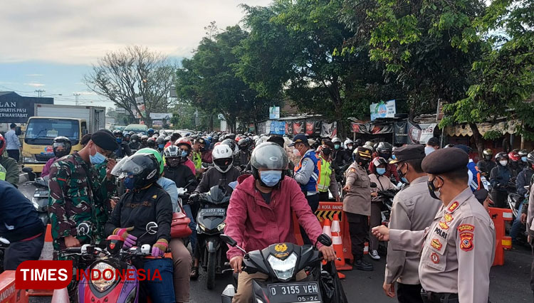 Penyekatan di pintu masuk ke Kota Bandung, di Bundaran Cibiru, Kamis (15/7/21).(FOTO:Arief/TIMES Indonesia)