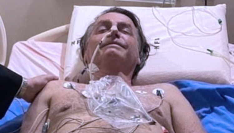 Presiden Brasil, Jair Bolsonaro mentweet foto dirinya di rumah sakit. (FOTO: BBC/tweet Bolsonaro)Bolsonaro melepas maskernya setelah mengumumkan dia telah dites positif terkena virus corona. (FOTO:Screenshot BBC)
