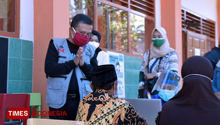 Wakil Wali Kota Batu, Ir Punjul Santoso SH MM saat meninjau pelaksanaan Vaksin Covid-19 di Desa Gunungsari, Kecamatan Bumiaji. (FOTO: Muhammad Dhani Rahman/TIMES Indonesia)