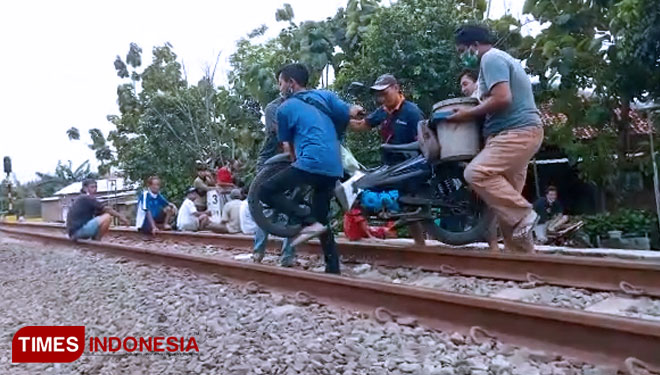 Ratusan Pengendara Motor Nekat Lintasi Rel KA Double Track c