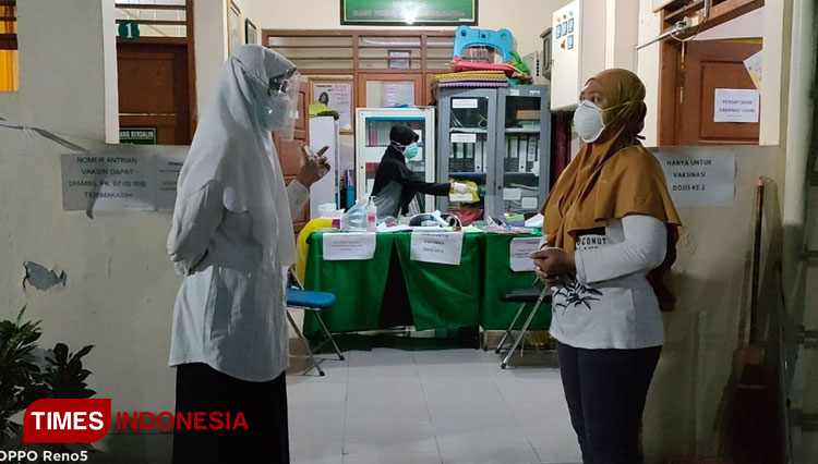 Wakil Ketua DPRD Surabaya Reni Astuti dalam tinjauannya di Puskesmas 24 jam. (FOTO: dok. Pribadi for Times Indonesia) 