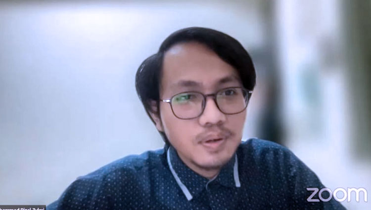 Muhammad Rizal Zulmi A.MD.LI, alumnus D3 Bahasa Inggris UNAIR, saat memberikan paparan dalam webinar. (FOTO: AJP TIMES Indonesia)