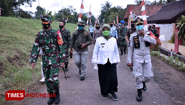 Rombongan-saat-meninjau-pembangunan-jalan.jpg