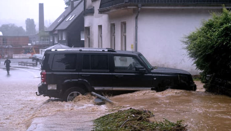 Sebuah-mobil-berdiri-di-jalan-yang-banjir.jpg