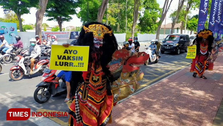 Aksi kampanye prokes 3M seniman jaranan di Banyuwangi. (FOTO: Agung Sedana/ TIMES Indonesia)
