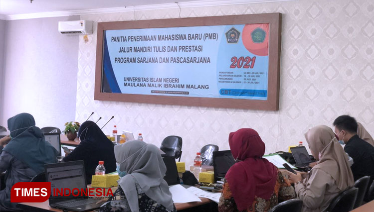 Pengawas seleksi jalur mandiri 2021 UIN Maliki Malang sedang memantau pelaksanaan tes. (Foto: Nadira Rahmasari/TIMES Indonesia)