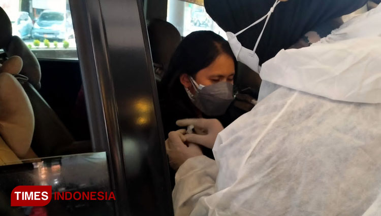 Vaksinasi covid-19 secara Drive Thru di Cirebon.(Foto: Dede Sofiyah/Times Indonesia) 