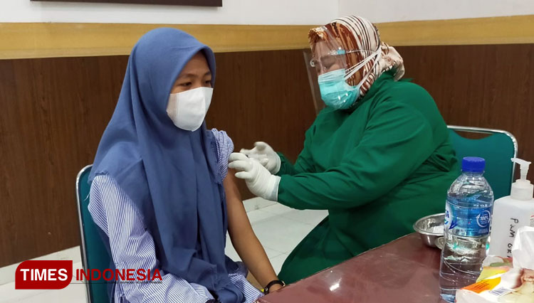 Salah satu pelajar menerima suntik vaksin Covid-19 di Kodim 0825 Banyuwangi. (FOTO: Agung Sedana/ TIMES Indonesia)