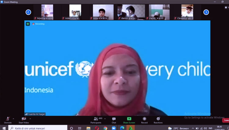 Education Officer UNICEF Surabaya, Yuanita Marini Nagel saat mengisi materi MPLS di SD Muhammadiyah 2 GKB (FOTO: Tangkapan layar)