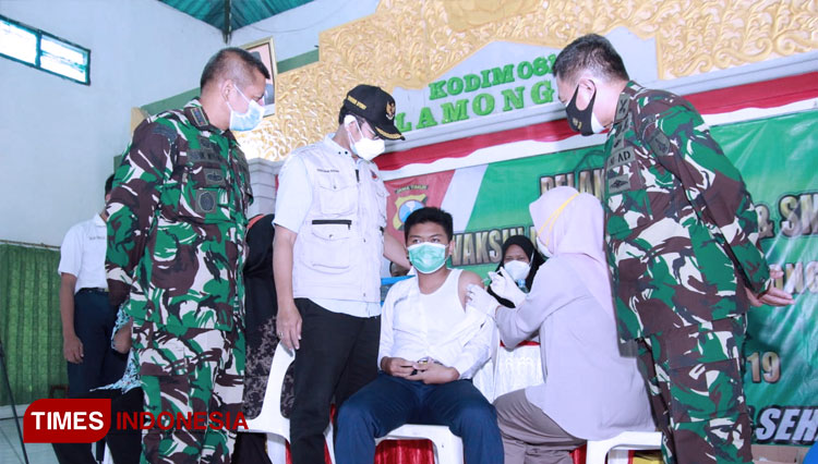 Bupati Lamongan Yuhronur Efendi didampingi Dandim Lektol Infantri Sidik Wiyono saat meninjau vaksinasi di Makodim 0812 Lamongan, Kamis (15/07/2021), (FOTO: Prokopim/TIMES Indonesia)