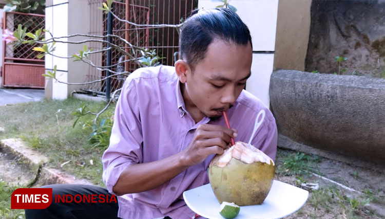 Pembeli menikmati degan ijo atau kepala muda segar dan proses pembuatan es degan (FOTO: Yusuf For TIMES Indonesia)