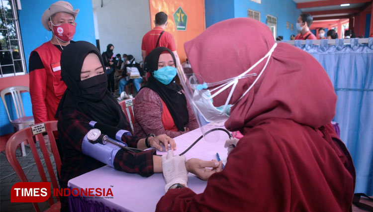 Masyarakat saat melakukan screening test sebelum menjalani vaksinasi. (FOTO: Adhitya Hendra/TIMES Indonesia)