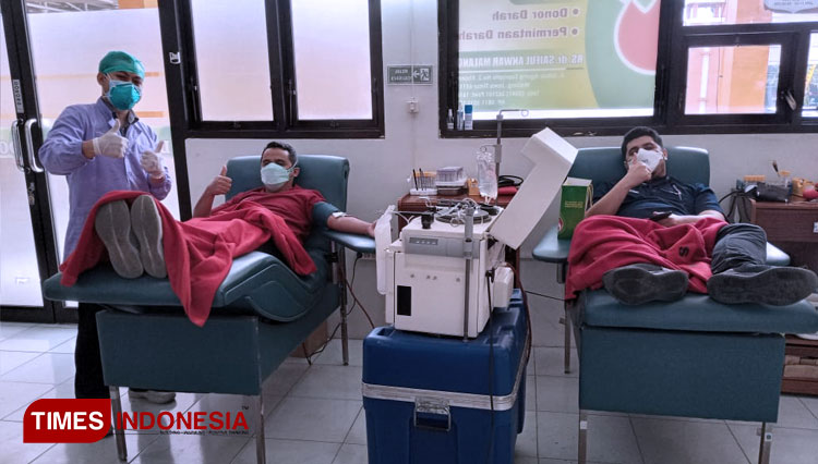 pendonor-plasma-konvalesen-menunjukkan-jempolnya-2.jpg