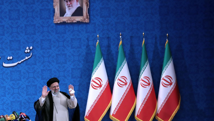 Presiden terpilih Iran Ebrahim Raisi memberi isyarat pada konferensi pers di Teheran.(FOTO:Reuters)