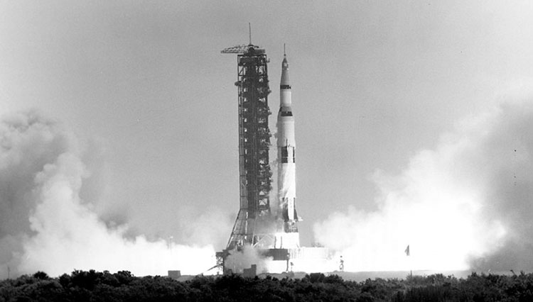 Momen saat roket pendorong Saturnus 5 dinyalakan untuk membawa pesawat Apollo 11 mengorbit ke luar angkas untuk misi penjelajakan ke bulan pada 16 Juli 1969. (foto: NASA)