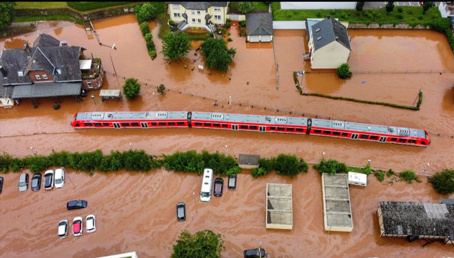 Sebuah kereta lokal terjebak banjir bandang di Kordel, Jerman pada 15 Juli 2021 setelah sungai Kyll meluap. (FOTO: AP Photo via VOA America) 