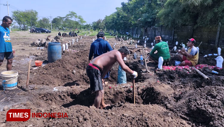 Situasi pemakaman pasien Covid-19. (FOTO: Dokumen Kominfo Sidoarjo for TIMES Indonesia)