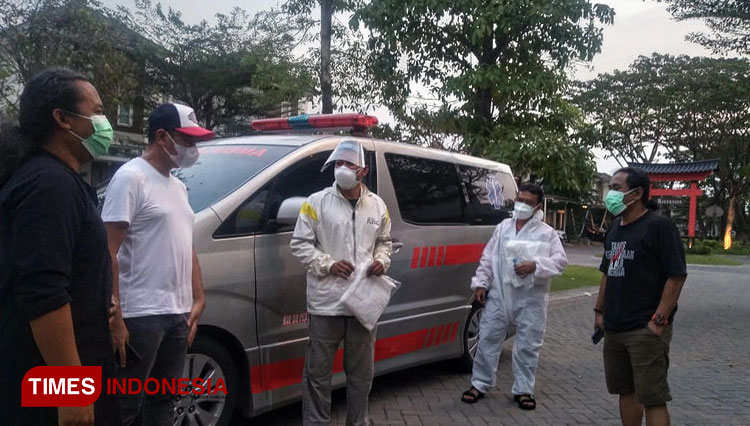 Kegiatan warga Citra Harmoni saat warga membutuhkan bantuan ambulans. (Foto: Khusnul Hasana/TIMES Indonesia).